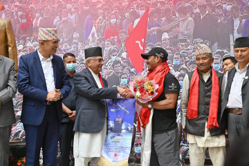 कृत्रिम खुट्टाको सहायताले सगरमाथा आरोहण गरेका हरिबहादुरलाई एमालेले गर्‍यो सम्मान 